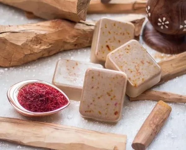 Handmade_Natural_Sandal_Soap_Set_Moisturizing_And_Gentle_Cleansing_Pack_Of_5