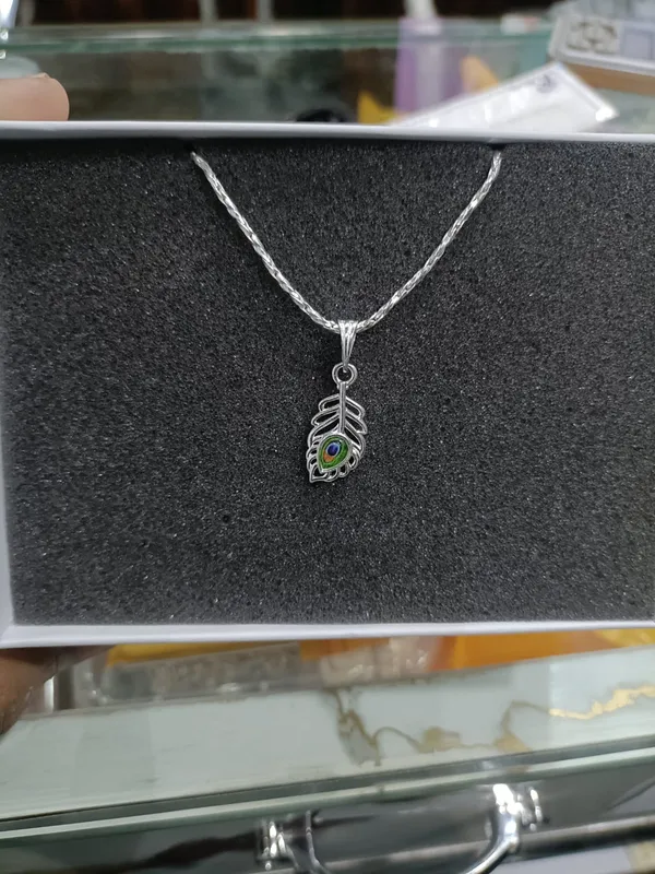 Silver_Chain_Locket_Krishna_With_Peacock_Feather