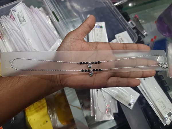 Silver_Payal_With_Black_Bead_And_Micro_Casting