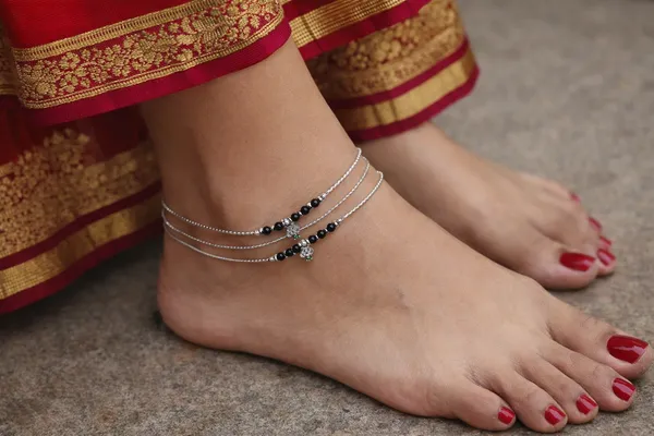 Silver_Payal_With_Black_Bead_And_Micro_Casting