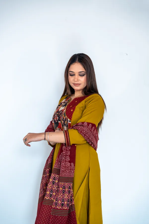 Ethnic_Kurta_Set_With_Ajrakh_Print_Dupatta_And_Women_Striped_Kurta_Dupatta_Set_With_Embroidery_Combo_Pack_Of_2