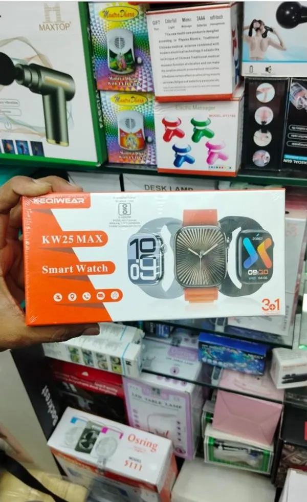 Smartwatch_3-In-1_Display_With_Multiple_Watch_Faces