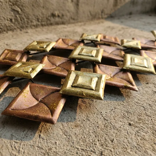Metal_Wall_Decor_-_Diamond_Shaped_Decorative_Wall_Art_In_Golden_&_Green_Tones
