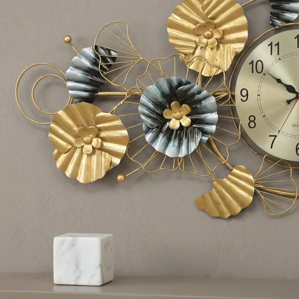 Decorative_Metal_Wall_Clock_With_Floral_Design