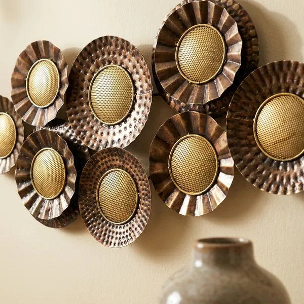 Decorative_Metal_Wall_Art_With_Circular_Medallion_Design