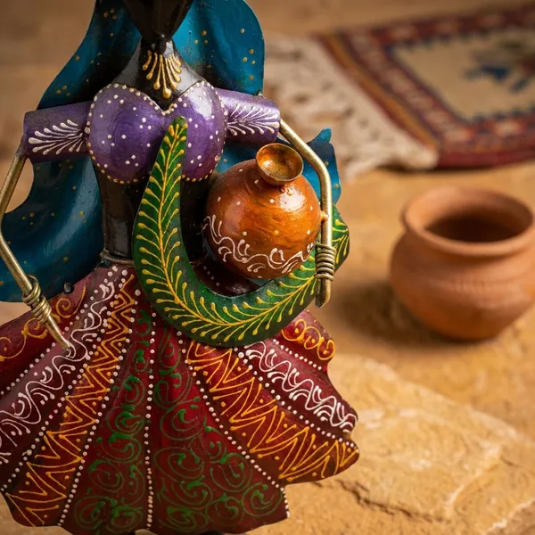Decorative_Handcrafted_Indian_Woman_Figurine_With_Traditional_Attire