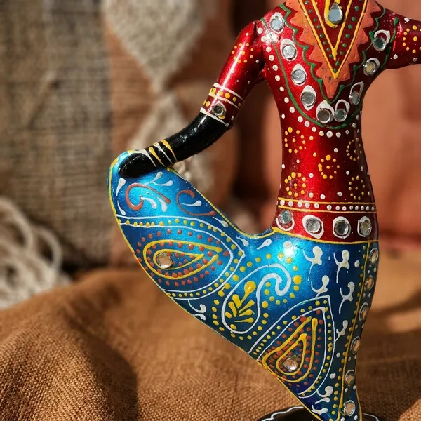 Handcrafted_Decorative_African_Woman_Figurine_With_Vibrant_Traditional_Attire
