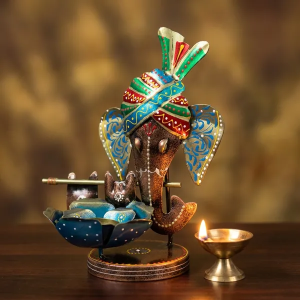 Decorative_Ganesha_Idol_With_Traditional_Attire_And_Flute