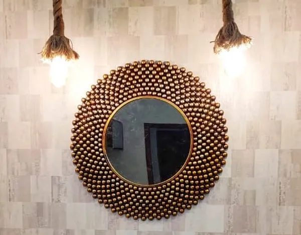 Decorative_Round_Wall_Mirror_With_Golden_Studded_Frame