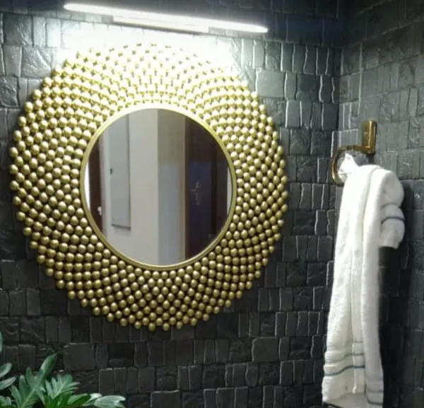 Golden_Sunburst_Round_Wall_Mirror_With_Decorative_Frame