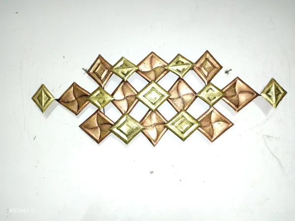 Metal_Wall_Decor_-_Diamond_Shaped_Decorative_Wall_Art_In_Golden_&_Green_Tones