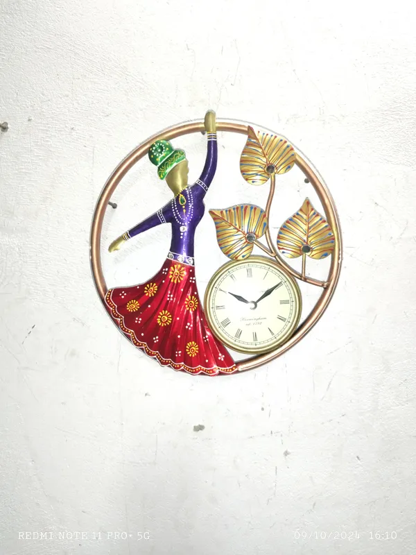 Decorative_Wall_Clock_With_Dancing_Lady_And_Palm_Leaves_Design