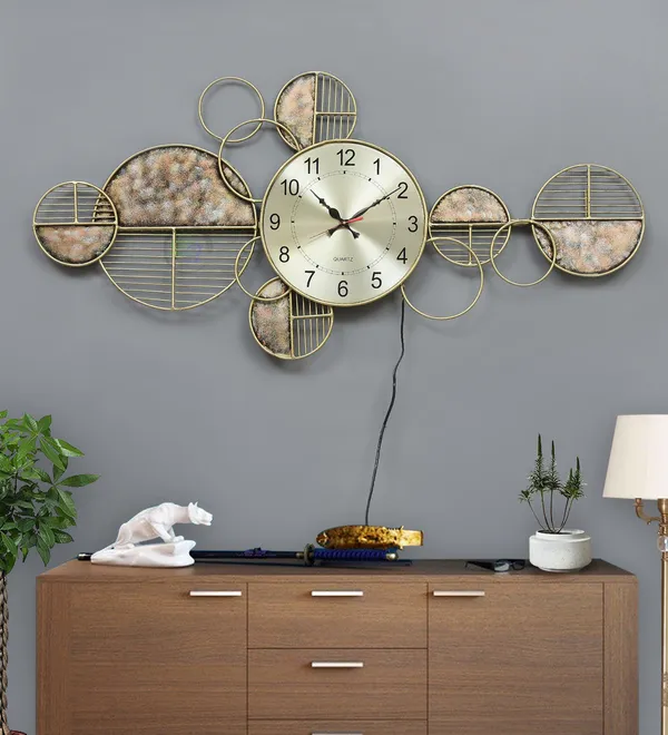 Modern_Geometric_Wall_Clock_With_Circular_Metal_Frame_Design