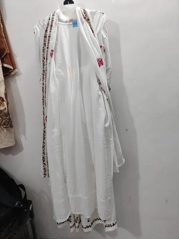 White_Floral_Embroidered_Cotton_Lucknowi_Kurta_Set_With_Dupatta_For_Women