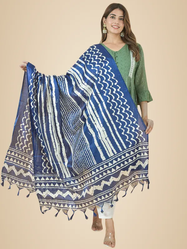 Blue_And_White_Silk_Blend_Printed_Dupatta_For_Women