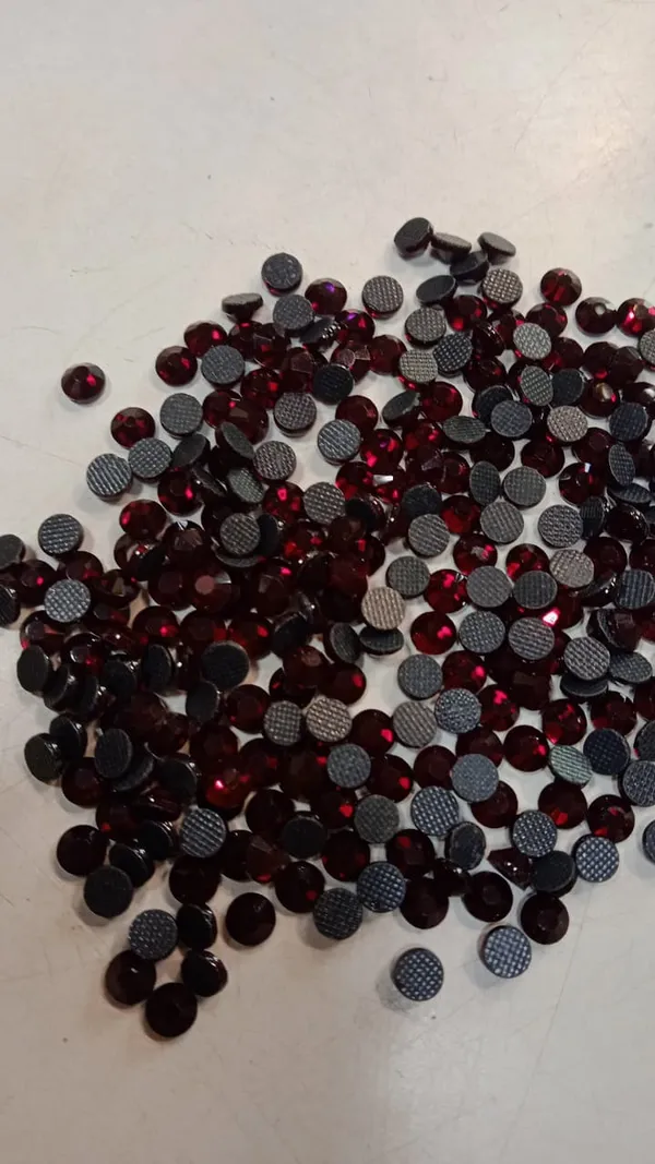 Dark_Maroon_Glass_Crystal_Flatback_Rhinestones_|_4mm_|_Sticking_|_100_Pcs