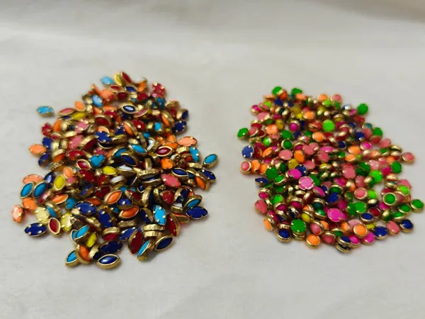 Multicolour_Kundan_Beads_Bulk_Pack_-_3x6mm_Teardrop_&_4mm_Round_|_800_Pcs