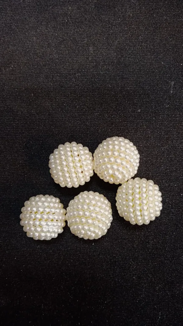 Dotted_Pearl_Ball_Beads_-_Openable_at_every_size_|_16/20/24mm_|_100_pieces_|_Plastic_Made