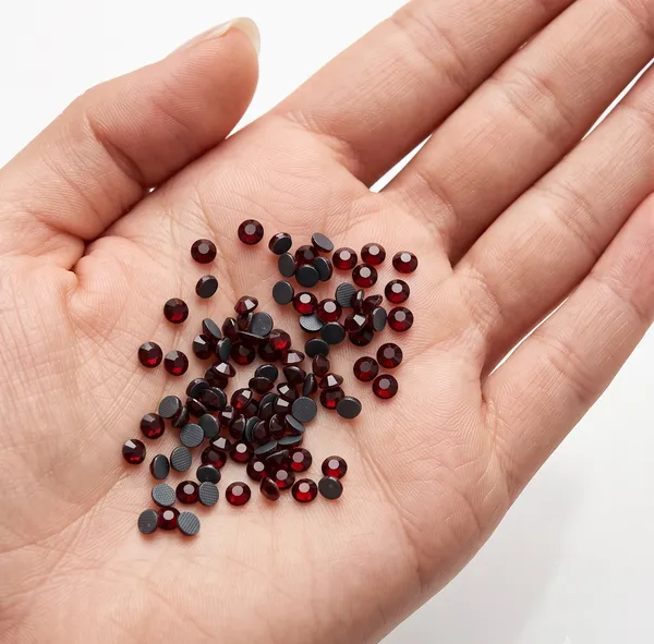 Dark_Maroon_Glass_Crystal_Flatback_Rhinestones_|_4mm_|_Sticking_|_100_Pcs