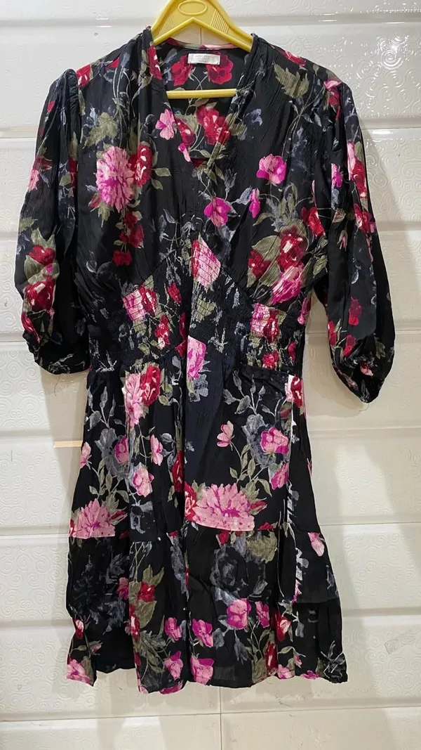 Multicolor_Floral_Print_V_Neck_Dress_With_Puff_Sleeves