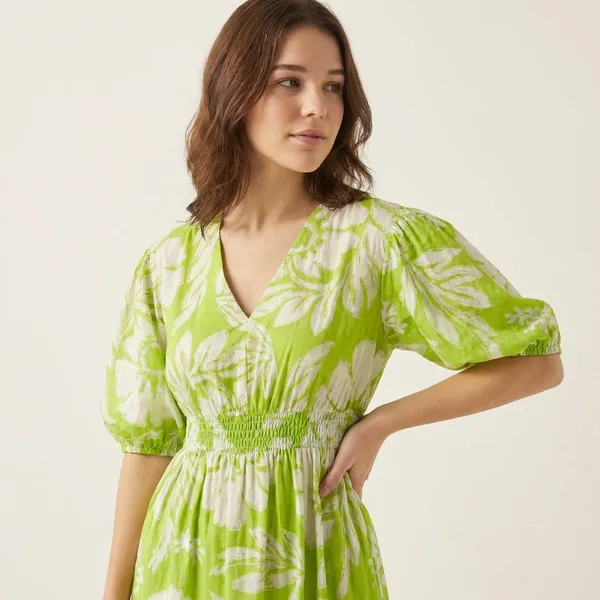 Vibrant_Green_Floral_Print_Maxi_Dress_With_Puffed_Sleeves