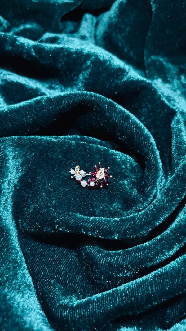 Elegant_Floral_Crystal_Stud_Nath