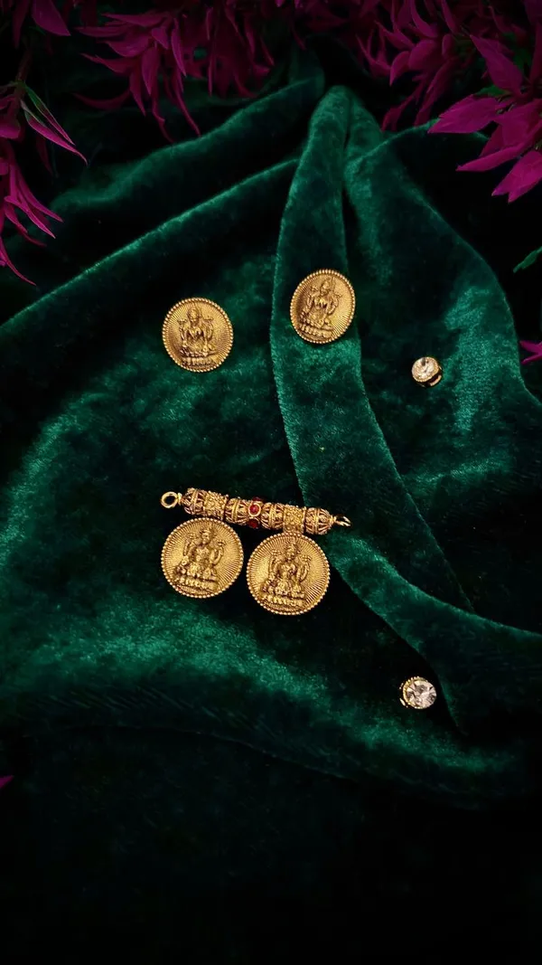 Antique_Gold_Ishani_Coin_Pendant_Set_with_Matching_Earrings