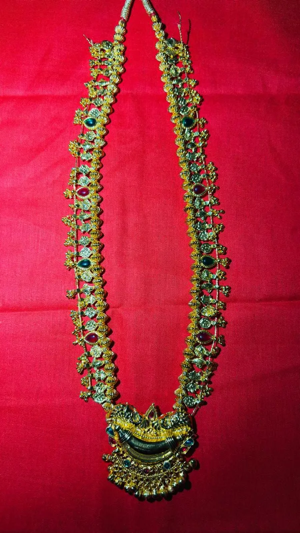 Traditional_Gold-Toned_Temple_Necklace_with_Green_and_Red_Stones