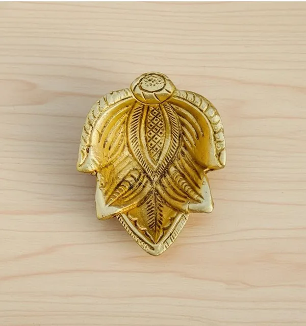 Sjl_Exports_Traditional_Brass_Leaf_Design_Diya_Handcrafted_Oil_Lamp_For_Pooja_Gold_Finish_9_X_7.5_Cm_Decorative_Temple_Worship_Lamp_With_Intricate_Pattern