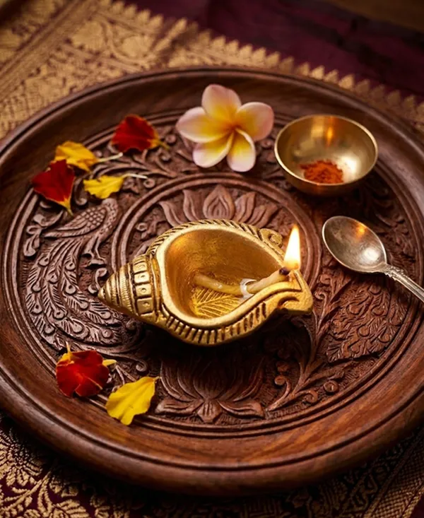 SJL_Pure_Brass_Shankh_Design_Diya_–_Handcrafted_Conch_Shape_Oil_Lamp_for_Pooja_&_Festive_Décor_(8_×_6_cm)