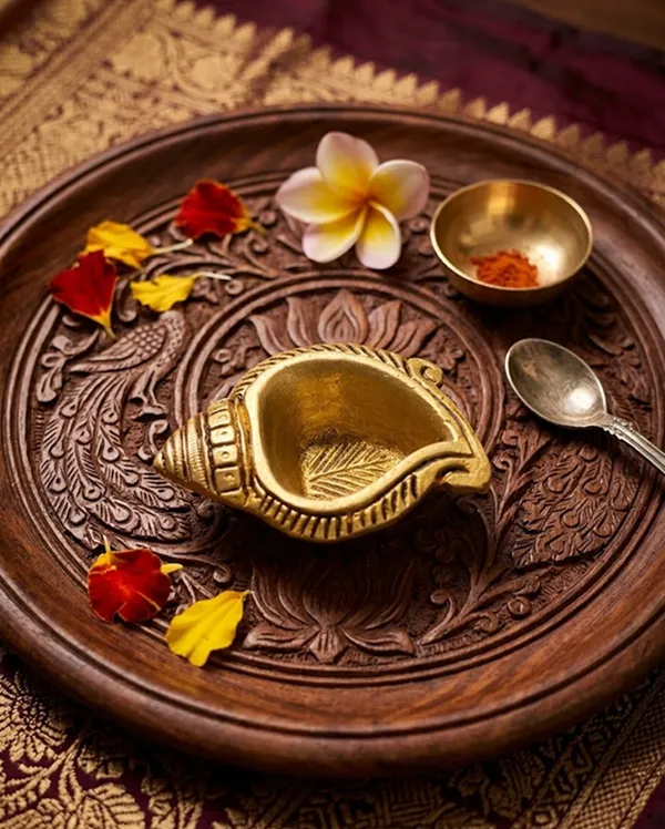 SJL_Pure_Brass_Shankh_Design_Diya_–_Handcrafted_Conch_Shape_Oil_Lamp_for_Pooja_&_Festive_Décor_(8_×_6_cm)