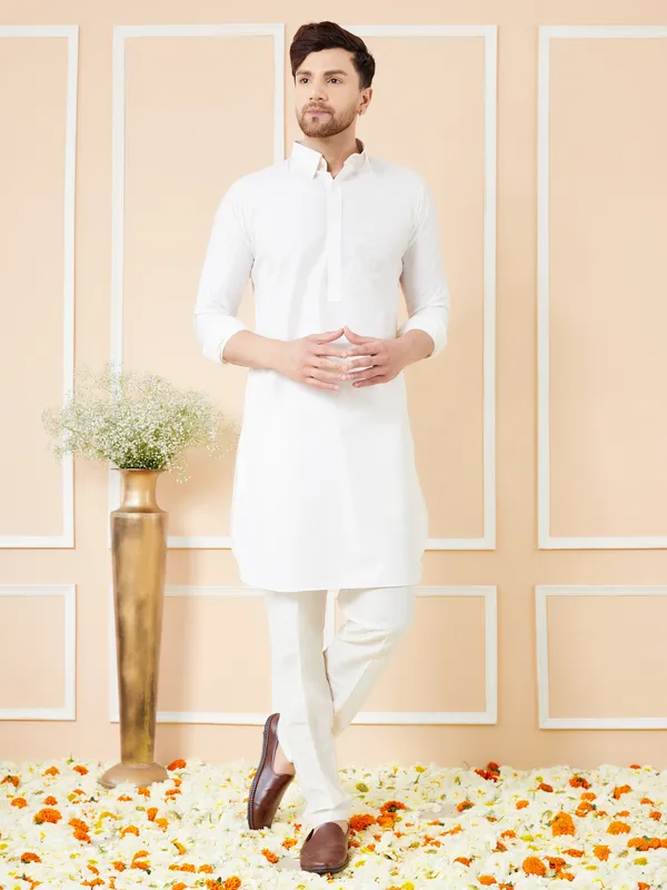 Men_Off_White_Cotton_Solid_Pathani_Kurta_With_Pyjama