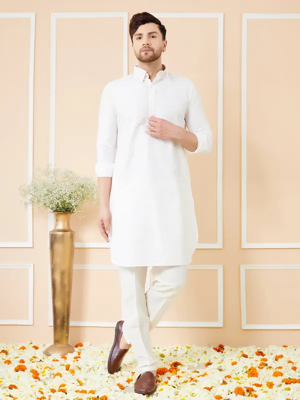 Men_Off_White_Cotton_Solid_Pathani_Kurta_With_Pyjama