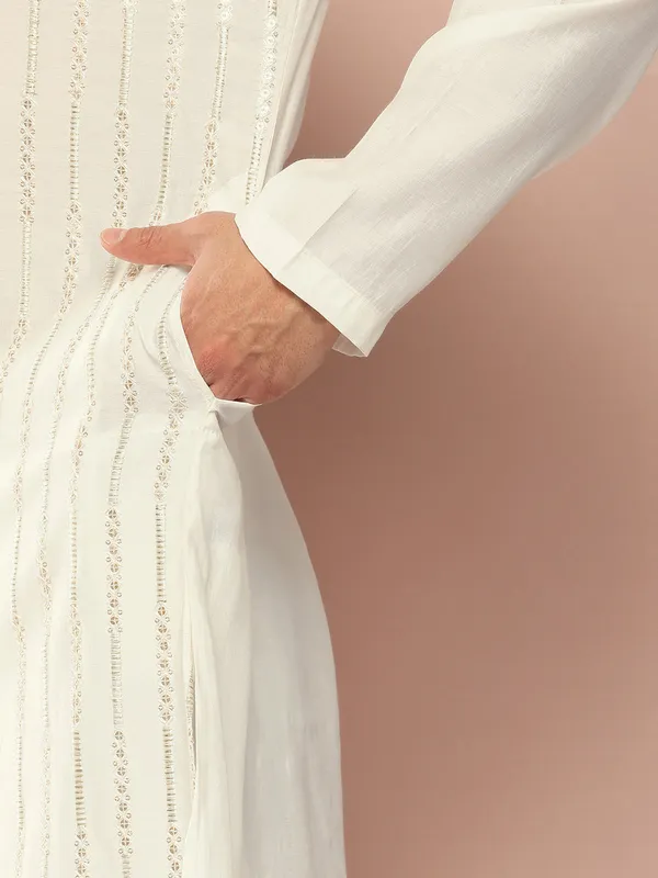 Men�s_Off_White_Chanderi_Silk_Kurta_with_Sequin_Embroidery,_Paired_with_Pyjama
