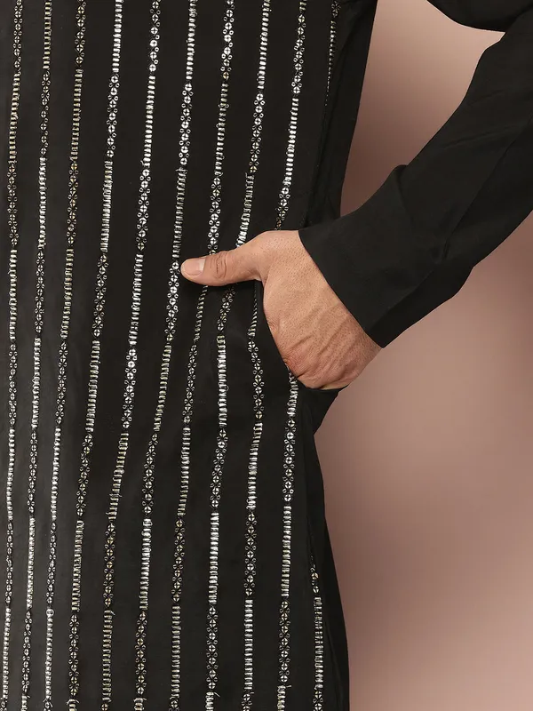 Black_&_Gold_Sequined_Chanderi_Silk_Kurta