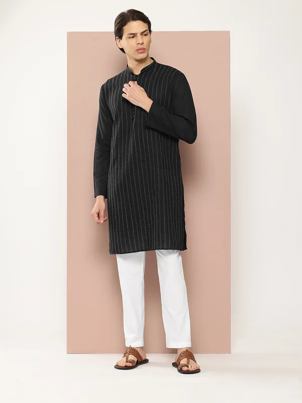 Men's_Black_Threadwork_Embellished_Pure_Cotton_Straight_Kurta