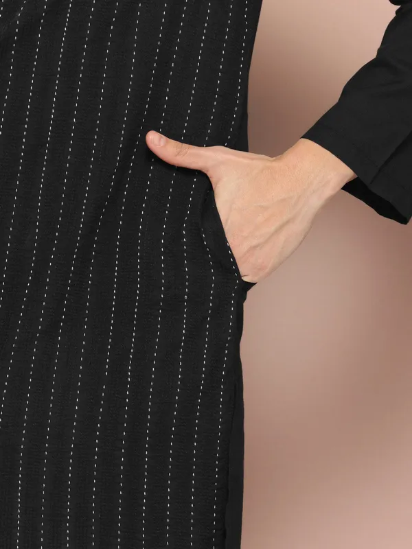 Men's_Black_Threadwork_Embellished_Pure_Cotton_Straight_Kurta