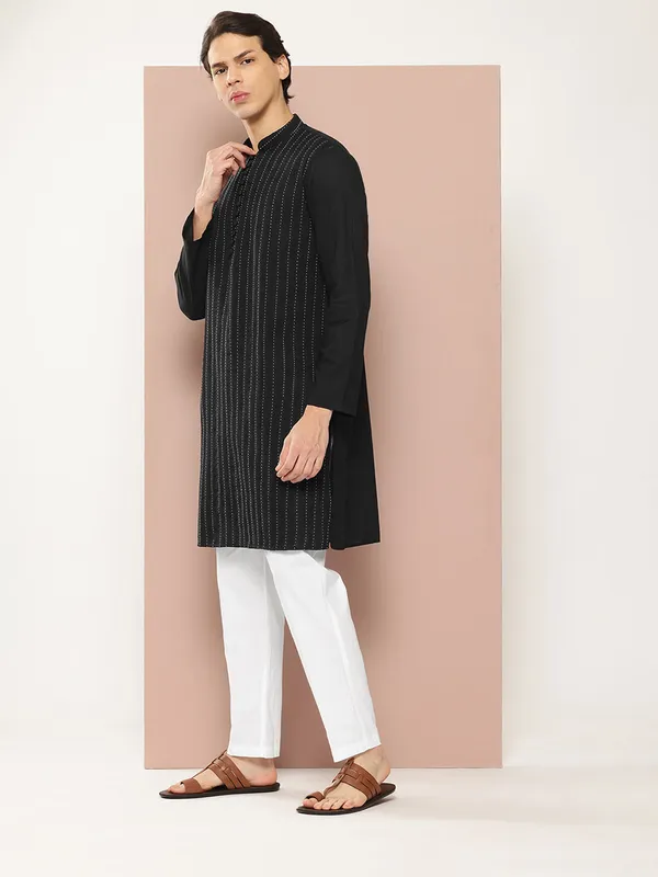 Men's_Black_Threadwork_Embellished_Pure_Cotton_Straight_Kurta