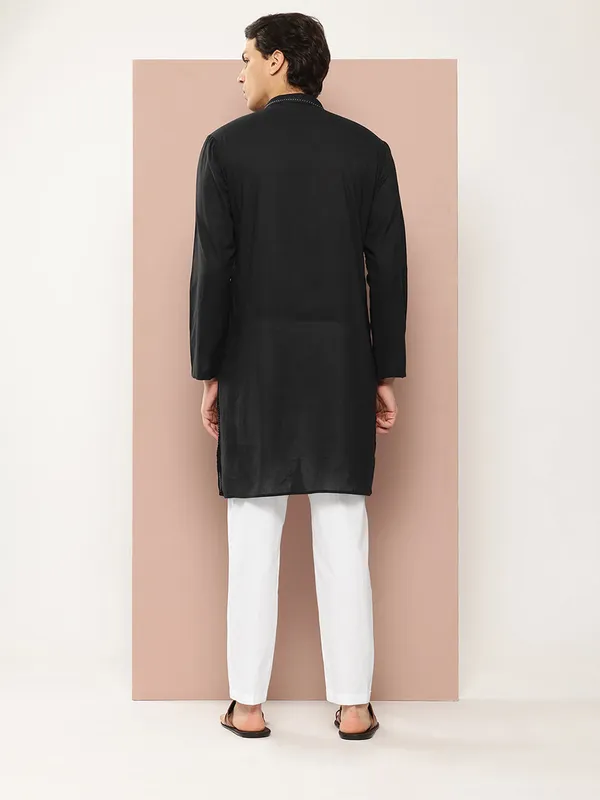 Men's_Black_Threadwork_Embellished_Pure_Cotton_Straight_Kurta