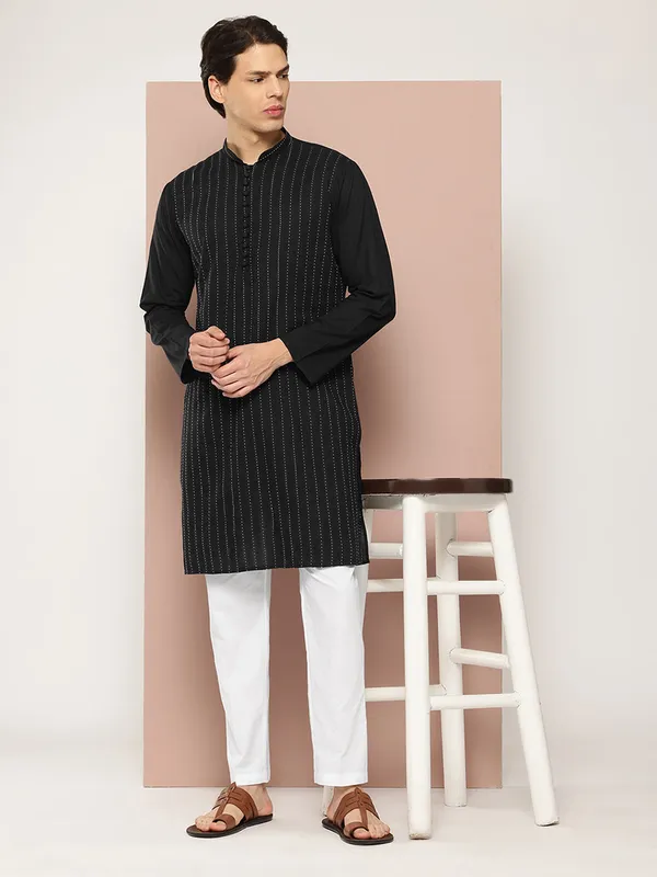 Men's_Black_Threadwork_Embellished_Pure_Cotton_Straight_Kurta