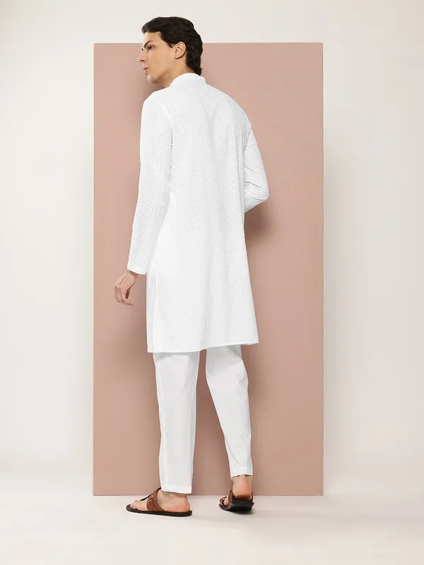 Men's_White_Embroidered_Chikankari_Pure_Cotton_Straight_Kurta