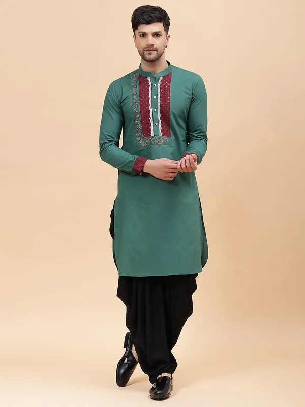 Men_Green_&_Maroon_Pure_Cotton_Embroidered_Staright_Kurta_With_Pajama