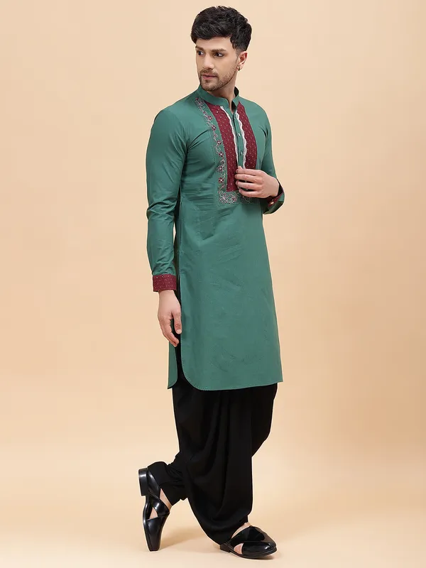 Men_Green_&_Maroon_Pure_Cotton_Embroidered_Staright_Kurta_With_Pajama