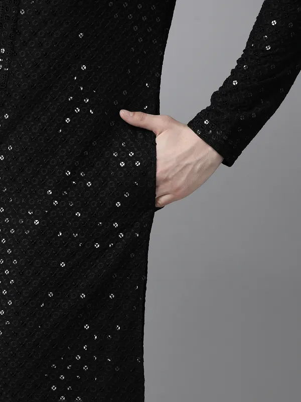 Men_Black_Floral_Embroidered_Sequined_Rayon_Kurta_With_Pyjama