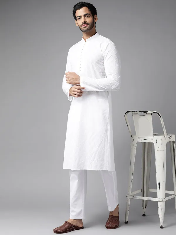 Chikankari_Embroidered_Straight_kurta_with_Pyjama