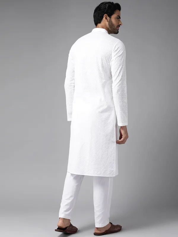 Chikankari_Embroidered_Straight_kurta_with_Pyjama
