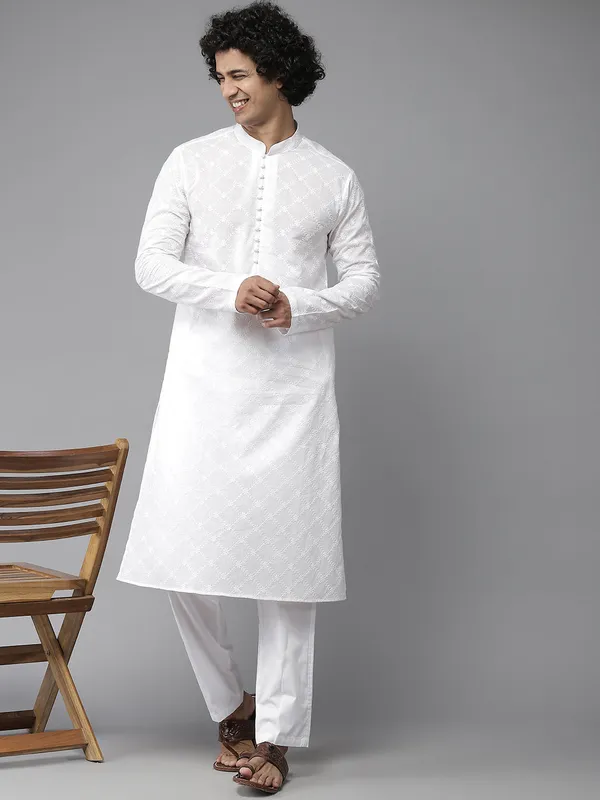 Chikankari_Embroidered_Straight_kurta_with_Pyjama