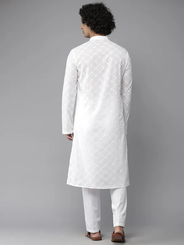 Chikankari_Embroidered_Straight_kurta_with_Pyjama
