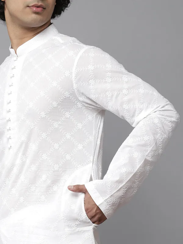 Chikankari_Embroidered_Straight_kurta