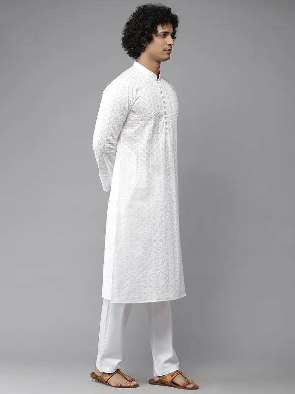 Chikankari_Embroidered_Straight_kurta_with_Pyjama